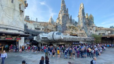 Orlando, FL ABD-27 Kasım 2019: Milenyum Şahin Biniciliği Kaçakçıları Orlando, Florida 'daki Hollywood Stüdyolarında Koşu.