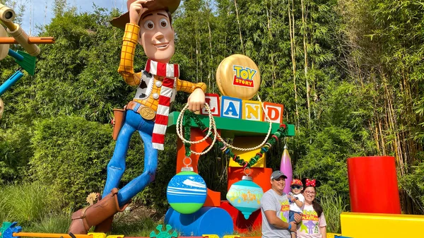 Orlando, FL USA-27 Kasım 2019: İnsanlar Orlando, Florida 'daki Hollywood Stüdyoları' ndaki Story Land tabelasının önünde fotoğraf çekmek için toplanıyor.