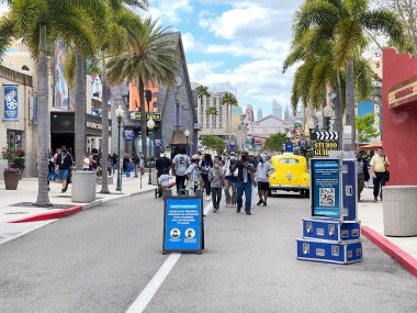 Orlando, FL USA-3 Nisan 2021: Universal Stüdyoları Resort tema parkında yürüyen insanlar.
