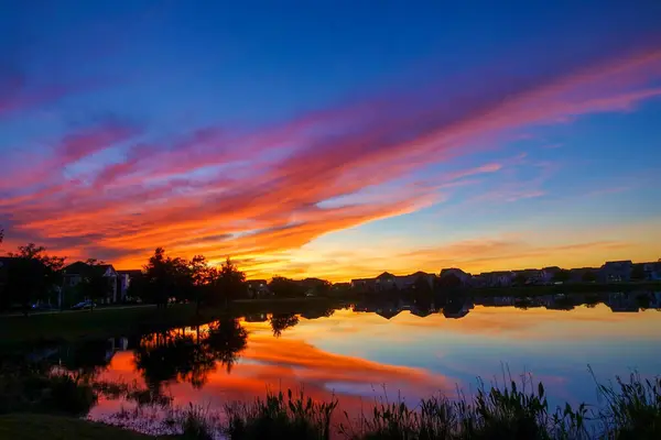 Beautiful Pink Orange Blue Sunset Reflecting Lake Suburban Neighborhood — Stock Photo, Image