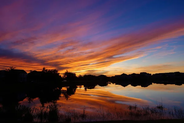 Розовый Оранжевый Голубой Закат Озере Пригороде — стоковое фото