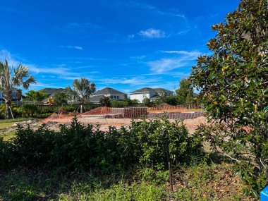 Orlando, FL / USA - 1 Kasım 2021: Orlando, Florida 'da bir evin arkasında bir yüzme havuzu.