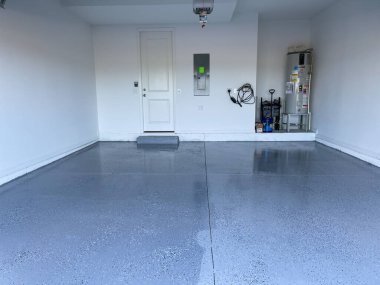 Orlando, FL USA - 28 Haziran 2021: Mavi, siyah ve beyaz plastik parçaları serpiştirilmiş gri epoksi boya.