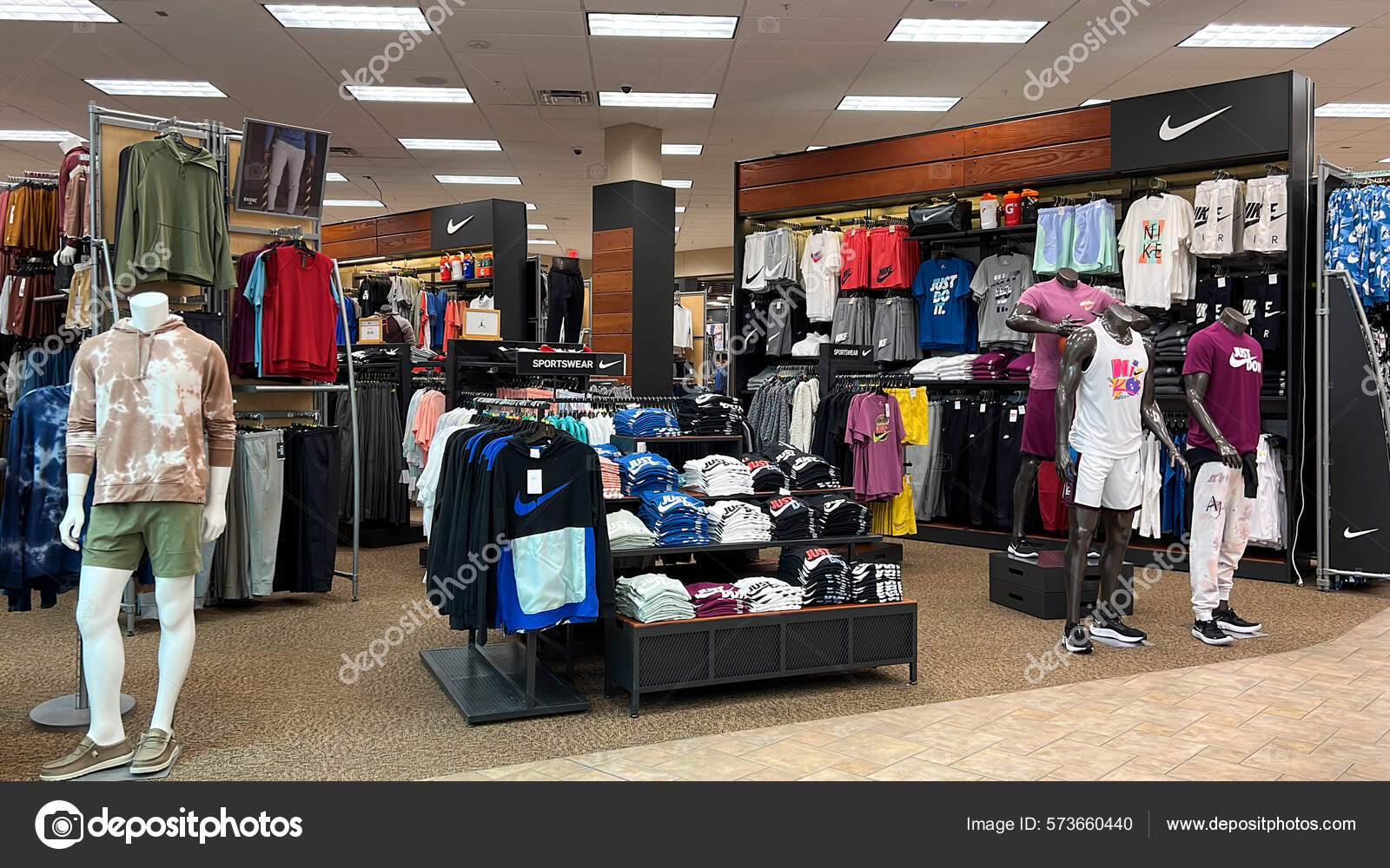 Springfield Usa May 2022 Display Mens Nike Clothing Sale Scheels