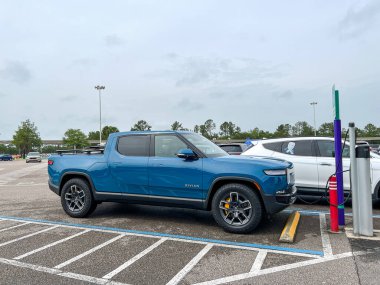 Orlando, FL USA - 21 Mayıs 2022: Orlando, Florida 'da park edilmiş bir Rivian EV Truck.