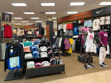 Springfield, IL ABD - 2 Mayıs 2022: Springfield, Illinois 'deki Scheels Spor Malzemeleri mağazasında satılık Mens Nike Giyim sergisi.