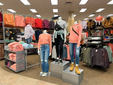 Springfield, IL ABD - 2 Mayıs 2022: Springfield, Illinois 'deki Scheels Spor Malzemeleri mağazasında satılık kadın Carhartt giysileri sergisi.