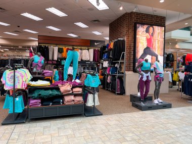 Springfield, IL ABD - 2 Mayıs 2022: Springfield, Illinois 'deki Scheels Spor Malzemeleri mağazasında satılık Kadın Nike Giyim sergisi.