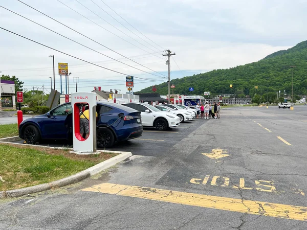 Kimball Usa April 2022 Tesla Cars Charging Tesla Supercharger Station — Stock Photo, Image