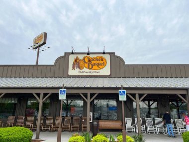 Kimball, TN USA - 1 Mayıs 2022: Kimball, Tennessee 'deki bir Cracker Barrel Old Country Store restoranının dışı.