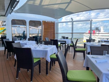 Orlando, FL USA-8 Ocak 2022: Norveç Gemi Gemileri 'ndeki Haven Süit konukları için bir yolcu gemisinde açık hava özel yemek odası.