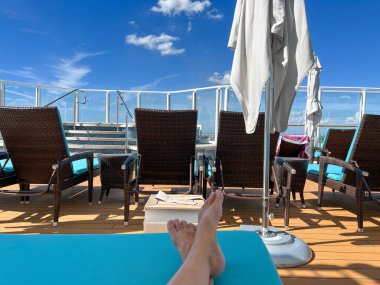 Orlando, FL ABD-8 Ocak 2022: Norveç Gemi Gemileri 'ndeki Haven Süit konukları için bir yolcu gemisinde açık hava güneşliği.