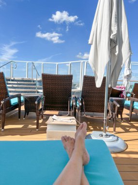 Orlando, FL ABD-8 Ocak 2022: Norveç Gemi Gemileri 'ndeki Haven Süit konukları için bir yolcu gemisinde açık hava güneşliği.