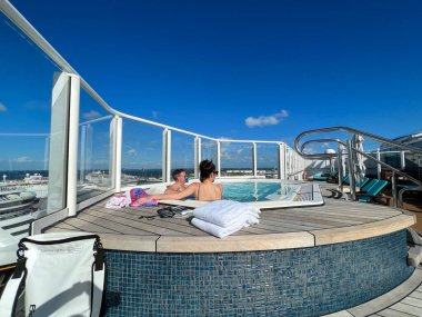 Orlando, FL ABD-8 Ocak 2022: Norveç Gemi Gemileri 'ndeki Haven Süit konukları için bir yolcu gemisinde jakuzi.