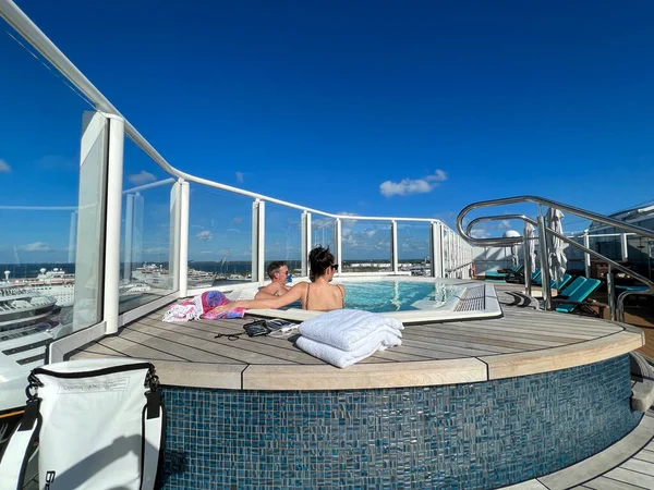 Orlando, FL ABD-8 Ocak 2022: Norveç Gemi Gemileri 'ndeki Haven Süit konukları için bir yolcu gemisinde jakuzi.