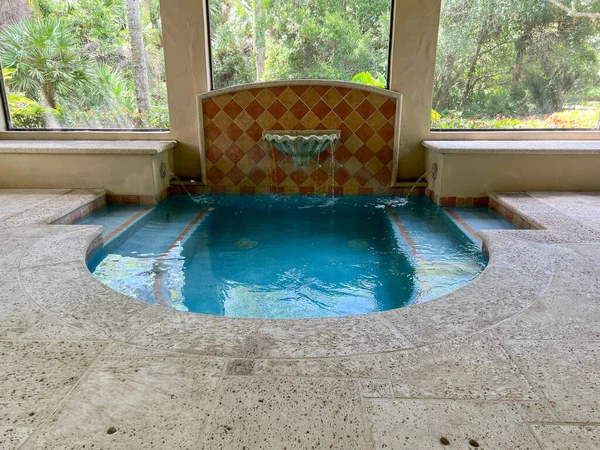 2022年5月31日 フロリダ州ジュピターのティンバーにある家の中のスイミングプールと噴水 — ストック写真
