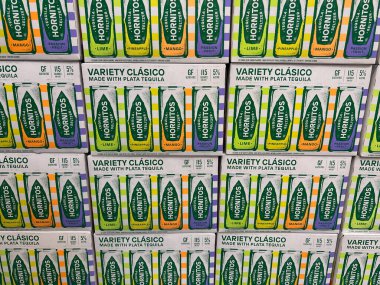 Orlando, FL USA - 5 Haziran 2022: Orlando, Florida 'da bir Sams Club' da satılık Hornitos Tequila Hard Seltzer kutuları.
