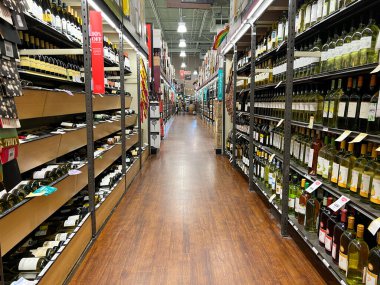 Ft. Lauderdale, FL USA - 7 Haziran 2022 Ft. Lauderdale, Florida 'daki Total Wine perakende içki dükkanının içi.
