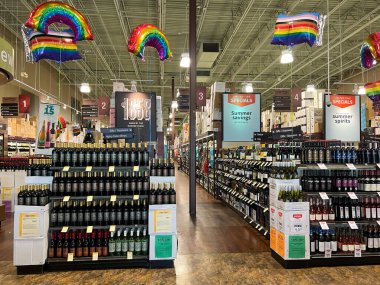 Ft. Lauderdale, FL USA - 7 Haziran 2022 Ft. Lauderdale, Florida 'daki Total Wine perakende içki dükkanının içi.