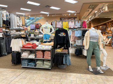 Springfield, IL ABD - 2 Mayıs 2022: Springfield, Illinois 'deki Scheels Spor Malzemeleri mağazasında satılık Kadınların Kuzey Yüzü giysileri sergisi.