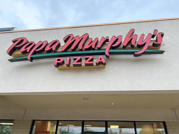 Springfield, IL ABD-1 Mayıs 2022: Papa Murphys 'in dışı Springfield, IL' de bir pizza restoranı perakende satış mağazası işletiyor.