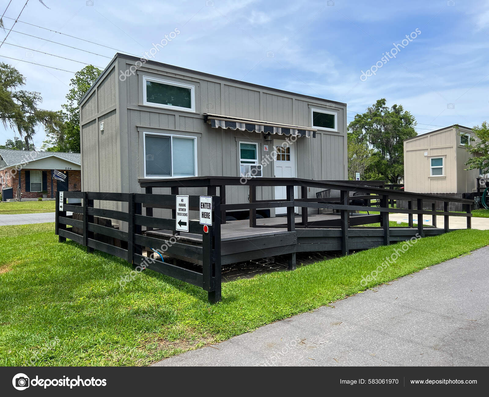 Bosque, Bungalow, Williston, Fachada, Techo — Foto editorial de stock