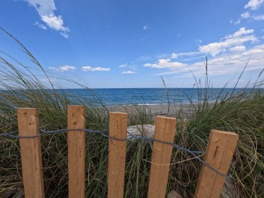 Güneşli bir günde Jüpiter, Florida 'da güzel bir turkuaz Atlantik Okyanusu..