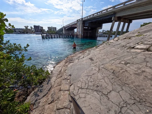 美国佛罗里达州朱庇特 2022年6月1日 卡托斯桥 Catos Bridge 吊桥附近地区 人们可以在那里潜水和游泳 — 图库照片