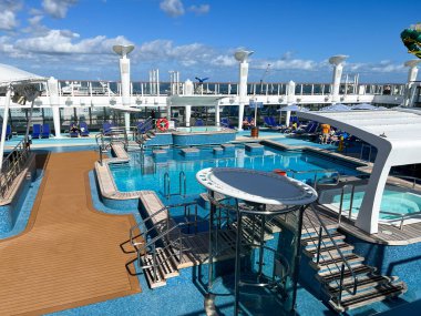 Orlando, FL ABD-8 Ocak 2022: Port Canaveral, Florida 'daki Norveç Cruise Line NCL yolcu gemisinin ana havuzu.