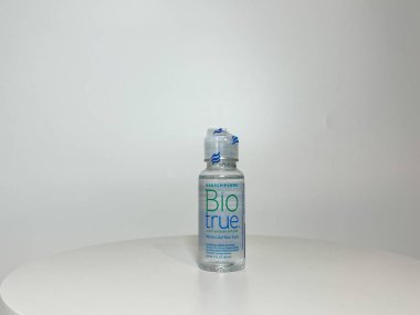 Orlando, FL USA - 14 Temmuz 2022: Beyaz arka planda bir şişe Bausch ve Lomb Biotrue İletişim Çözümü.
