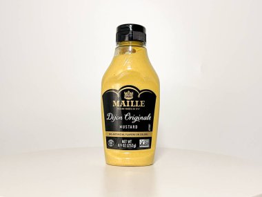 Orlando, FL USA - 14 Temmuz 2022: Beyaz arka planda bir şişe Fransız Maille Dijon Original Mustard.