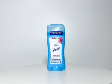Orlando, FL USA - 14 Temmuz 2022: Beyaz arka planda gizli bir deodorant konteynırı.