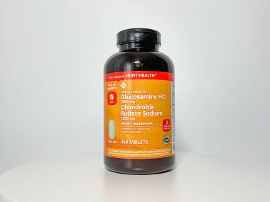 Orlando, FL USA - 14 Temmuz 2022: Beyaz arka planda bir şişe Üye Mark Glucosamine.