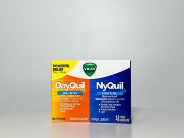 Orlando, FL USA - 14 Temmuz 2022: Vicks 'in bir kutu DayQuil ve NyQuil' i.