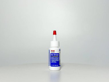 Orlando, FL USA - 14 Temmuz 2022: Beyaz arka planda yüzücüler için bir tüp CVS Sağlık Kulağı Düşürme.