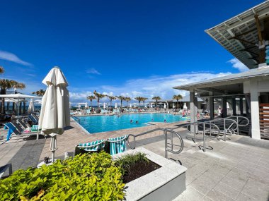 Watercolor, FL USA - 25 Temmuz 2022: Watercolor Community Club, Florida 'da yüzme havuzu.