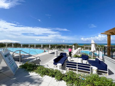 Watercolor, FL USA - 25 Temmuz 2022: Watercolor Community Club, Florida 'da yüzme havuzu.