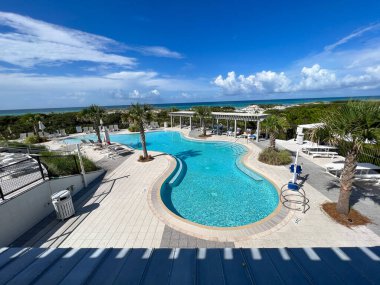 Watercolor, FL USA - 25 Temmuz 2022: Watercolor Community Club, Florida 'da yüzme havuzu.
