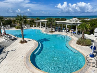 Watercolor, FL USA - 25 Temmuz 2022: Watercolor Community Club, Florida 'da yüzme havuzu.