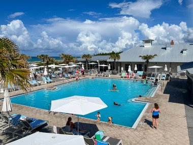 Watercolor, FL USA - 25 Temmuz 2022: Watercolor Community Club, Florida 'da yüzme havuzu.