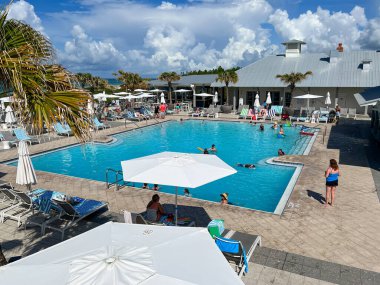 Watercolor, FL USA - 25 Temmuz 2022: Watercolor Community Club, Florida 'da yüzme havuzu.