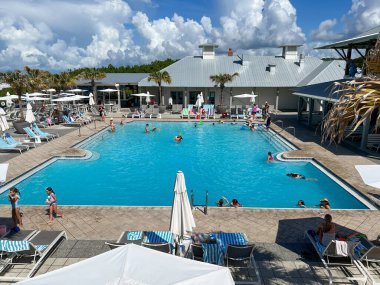 Watercolor, FL USA - 25 Temmuz 2022: Watercolor Community Club, Florida 'da yüzme havuzu.