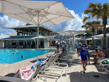 Watercolor, FL USA - 25 Temmuz 2022: Watercolor Community Club, Florida 'da yüzme havuzu.