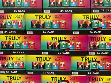 Orlando, FL USA - 5 Temmuz 2022: Bir Sams Club marketinde müşterilerin satın almasını bekleyen kutularca Truly Flavor Rush Hard Seltzer içecekler.