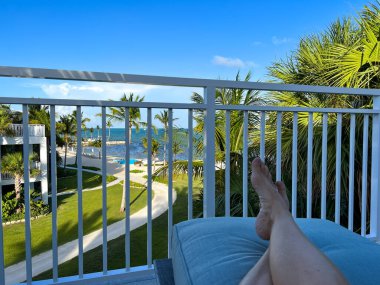 Islamorada, FL USA - 8 Ağustos 2022: İslami İslami tatil beldesi, Florida 'daki bir verandada oturan bir kişi.