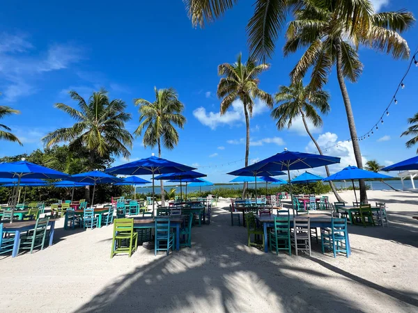 Ein Typisches Strandrestaurant Mit Bunten Tischen Stühlen Und Sonnenschirmen Auf — Stockfoto