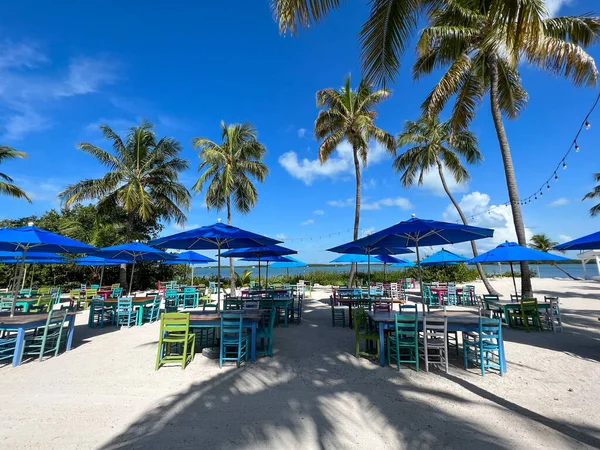 Ein Typisches Strandrestaurant Mit Bunten Tischen Stühlen Und Sonnenschirmen Auf — Stockfoto