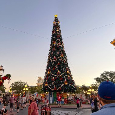 Orlando, FL USA - 27 Kasım 2020: Orlando, Florida 'daki Walt Disney World Magic Kingdom' da Noel boyunca ABD 'de yürüyen insanlar.