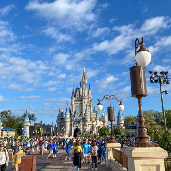 Orlando États Unis Février 2020 Des Gens Marchent Vers Château — Photo