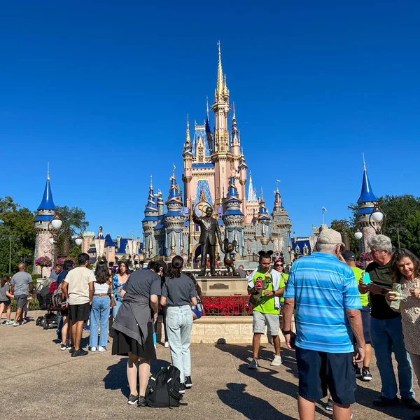 Orlando Usa December 2021 People Walking Cinderella Castle Christmas Walt — Stock Photo, Image